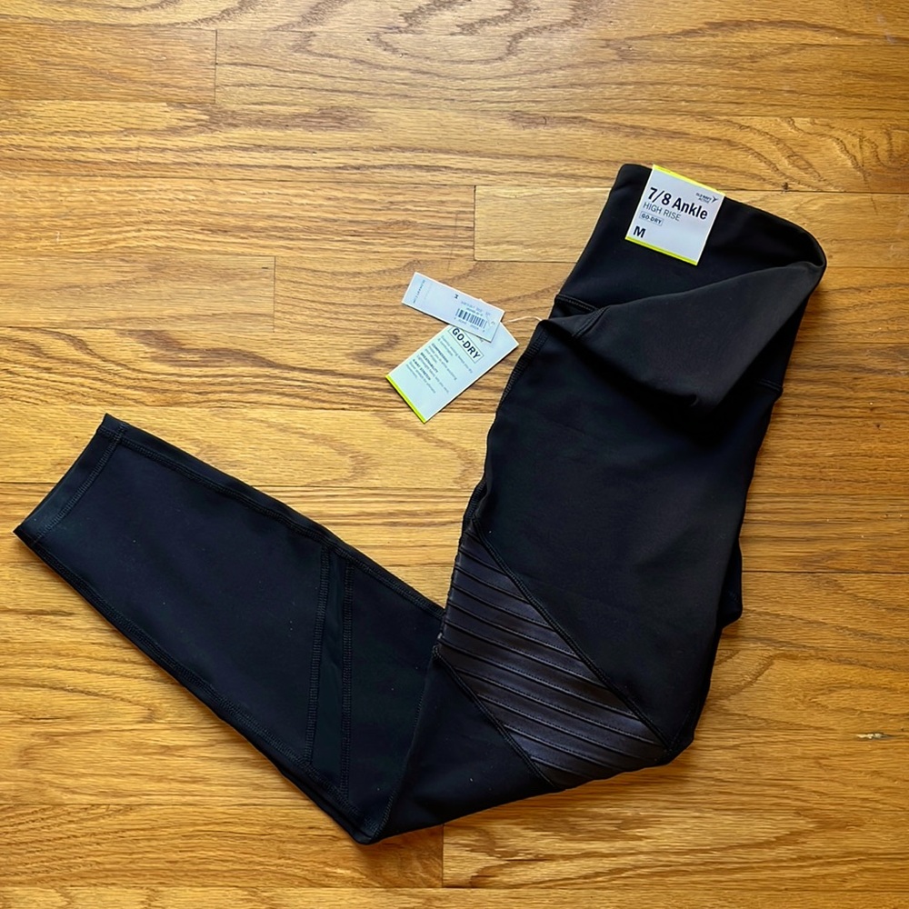NWT Old Navy High Rise 7/8 Go Dry leggings (M) with stripe and mesh detail